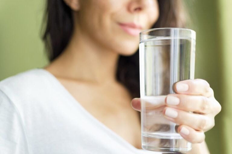 Alkalisches Wasser: Vorteile, Nebenwirkungen und Gefahren