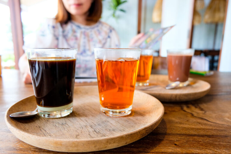 Wie viel Koffein enthält Tee im Vergleich zu Kaffee?